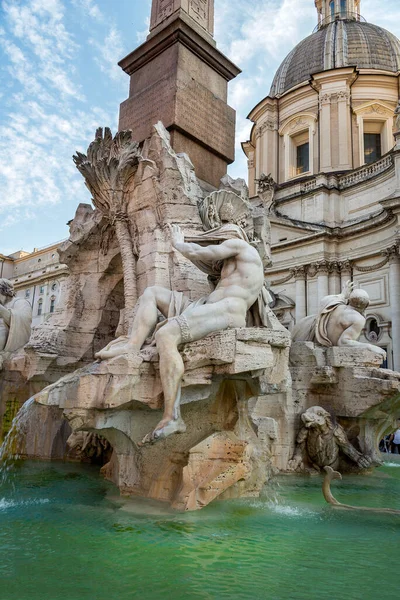 Navona Meydanı 'ndaki Fıskiye Quattro Fiumi ve Agone' daki Sant-Agnese kilisesinin detayları.