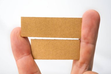 Parmaklar arasında boş mukavva işareti