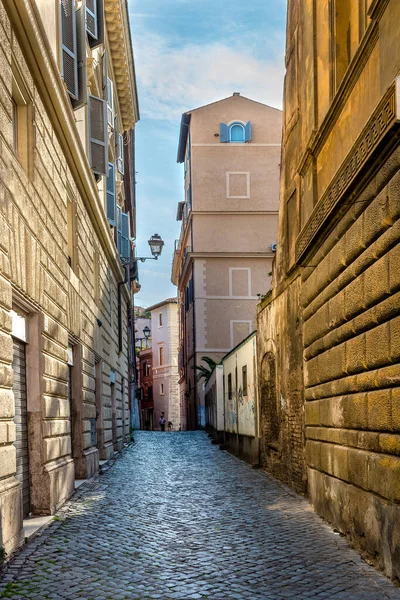 Sabahleyin dar İtalyan caddesi