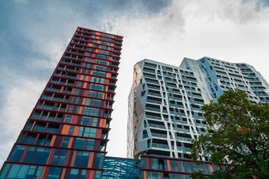 Avrupa 'da yeşil ağaçları olan modern yerleşim yerleri