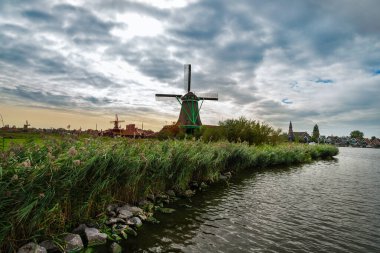 Zaanstad 'daki Zaanse Schans kasabasının yel değirmenleri