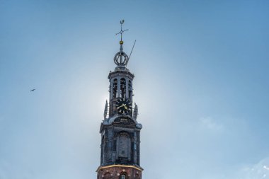 Amsterdam 'daki en büyük kilisenin Westerkerk kulesi. 17. yüzyıldan kalma Protestan kilisesi