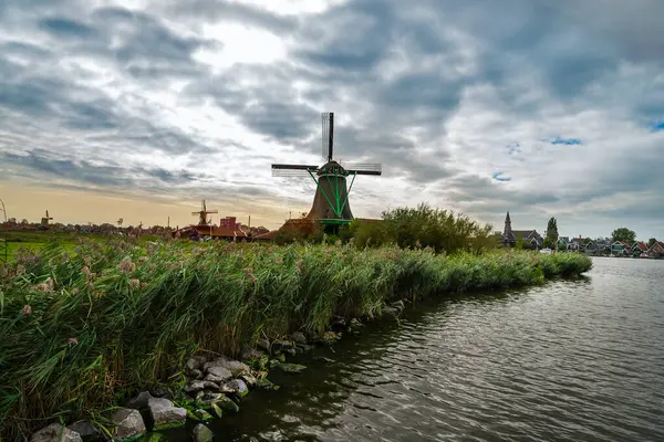 Zaanstad 'daki Zaanse Schans kasabasının yel değirmenleri