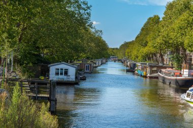 Tekneleri ve köprüleri olan geleneksel Amsterdam kanalı