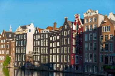 Amsterdam 'da 17. yüzyıldan kalma geleneksel Hollanda Barok ve Gotik eski mimarisi.