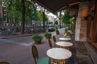 Sabahları Amsterdam 'da bir sürü bisikleti olan boş bir kahve dükkanı.