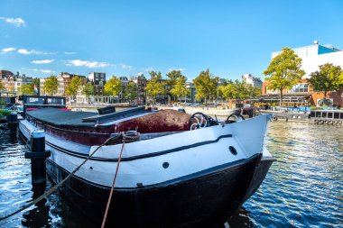 Tekneleri ve köprüleri olan geleneksel Amsterdam kanalı