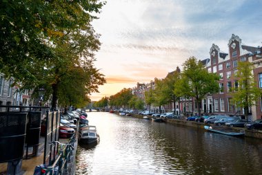 Tekneleri ve köprüleri olan geleneksel Amsterdam kanalı