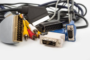 Scart ve kolay elektronik kablolar TV ve bilgisayar için beyaz