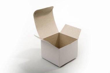 İzole edilmiş küçük beyaz karton kutu