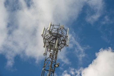 Mavi gökyüzünde cep telefonu vericisi anteni