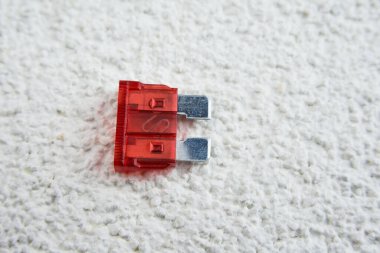 Beyaz arka planda araba sigortası