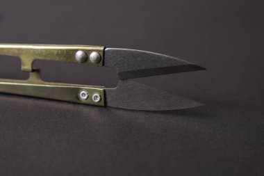 Gri arkaplanda terzi mini iplik kesicisi