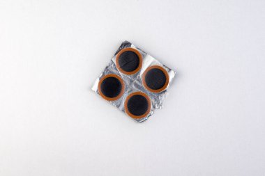 Beyaz bir bisikletin lastiği tamir seti.