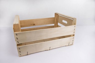 Beyaz üzerinde meyve ya da sebze için ahşap kutu