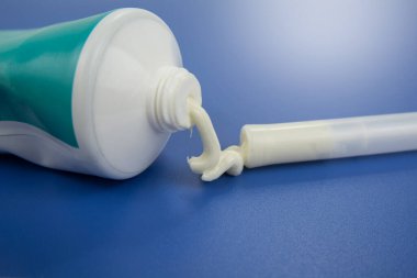 Eklemek için bir aplikatör ile vajinal merhem