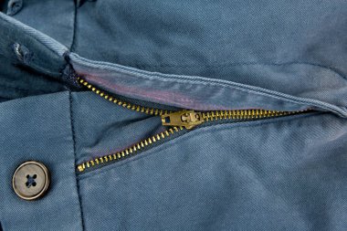 Kumaş rengi solmuş eski pantolon fermuarı