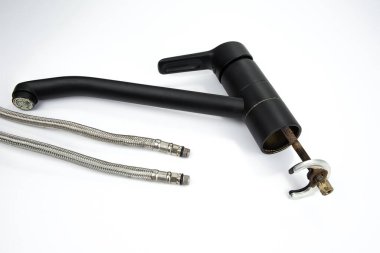 Kırık su musluğu, paslı bir vida ve su taşından bir havalandırma.