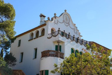 La Casa Trias. Barcelona 'daki Guall Park' ta bir ev. Canlı renkli fayanslar.