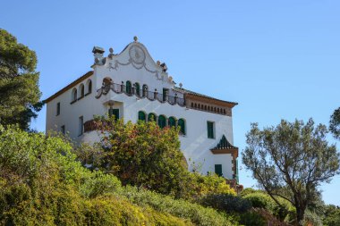 La Casa Trias. Barcelona 'daki Guall Park' ta bir ev. Canlı renkli fayanslar.