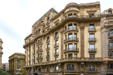 Park Guell, Barcelona 'daki Carmel Hill' de. Canlı renkli fayanslar.