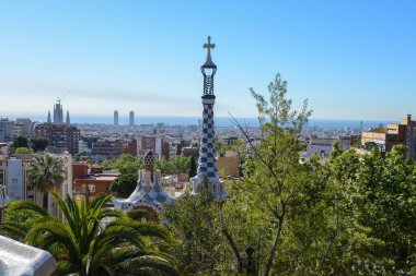 Park Guell, Barcelona 'daki Carmel Hill' de. Canlı renkli fayanslar.