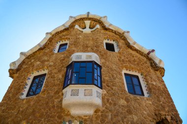 Park Guell, Barcelona 'daki Carmel Hill' de. Canlı renkli fayanslar.