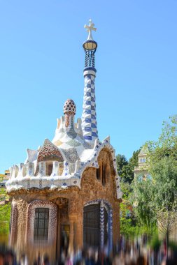 Park Guell, Barcelona 'daki Carmel Hill' de. Canlı renkli fayanslar.