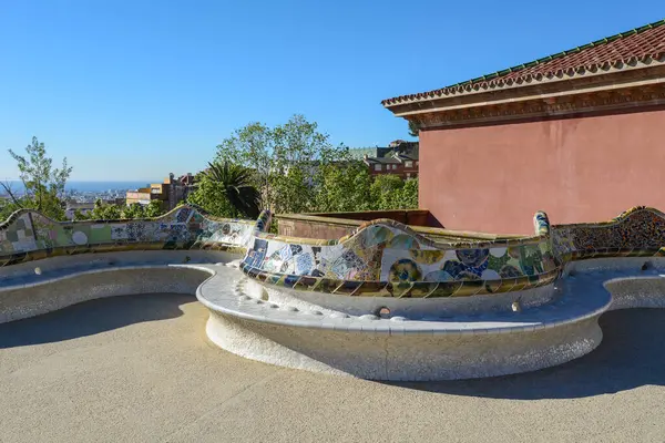 Park Guell, Barcelona 'daki Carmel Hill' de. Canlı renkli fayanslar.