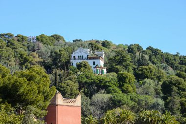 Park Guell, Barcelona 'daki Carmel Hill' de. Canlı renkli fayanslar.