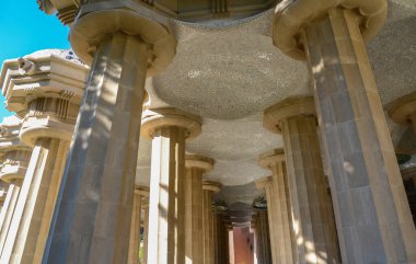 Barselona 'daki sanat müzesinden alınmış Venedik sütunlarıyla İspanya meydanı.