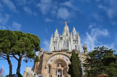 Tibidabo- Roma Katolik Kilisesi ve Barcelona 'ya bakan tepedeki küçük bazilika