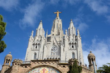 Tibidabo- Roma Katolik Kilisesi ve Barcelona 'ya bakan tepedeki küçük bazilika