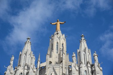 Tibidabo- Roma Katolik Kilisesi ve Barcelona 'ya bakan tepedeki küçük bazilika