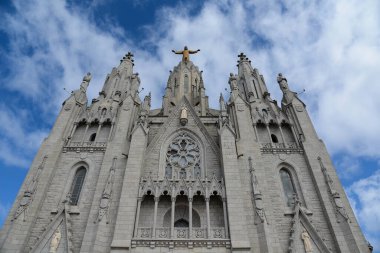 Tibidabo- Roma Katolik Kilisesi ve Barcelona 'ya bakan tepedeki küçük bazilika