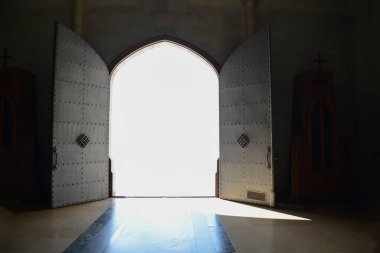 Mavi gökyüzü olan açık bir kilise kapısı. Yeni bir hayat, yeni bir başlangıç. Manevi destek