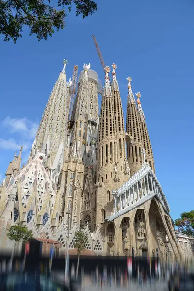 Baslica de la Sagrada Familia-Gaudi Barcelona 'nın en ünlü eserleri.