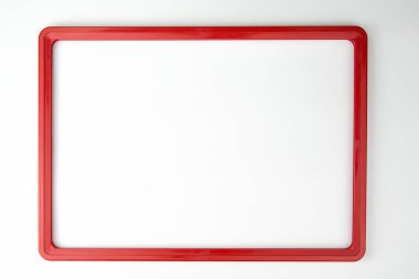 Genel kullanım için beyaz arkaplanda izole edilmiş boş kırmızı çerçeve