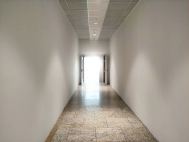 Yangın alarmı ve fıskiyelerle yeniden inşa edildi ve yenilendi. Kendi yoluna git. Motivasyon ve ilham. Tünelin orada bir ışık var.