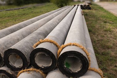 Yeni beton elektrik direkleri