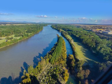 Havaalanı yakınında Avusturya 'da yeşil bir bitki örtüsü bulunan Tuna Nehri. Uçaktan görüntüle