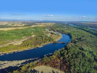 Havaalanı yakınında Avusturya 'da yeşil bir bitki örtüsü bulunan Tuna Nehri. Uçaktan görüntüle