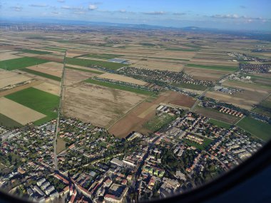 Uçak penceresinden manzara manzarası. Gökyüzünden manzara görüntüsü