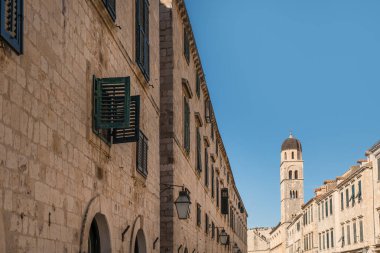 Çan kulesi olan Dubrovnik taştan kilisesi. Ortaçağ kiliseleri