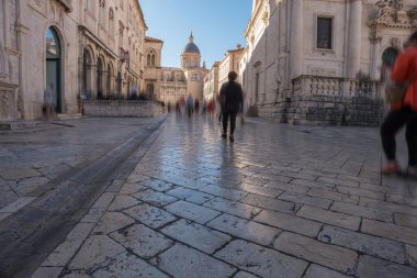 Çan kulesi olan Dubrovnik taştan kilisesi. Ortaçağ kiliseleri