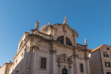 Çan kulesi olan Dubrovnik taştan kilisesi. Ortaçağ kiliseleri