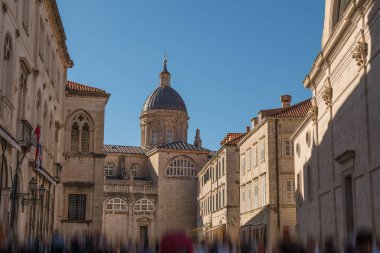 Çan kulesi olan Dubrovnik taştan kilisesi. Ortaçağ kiliseleri