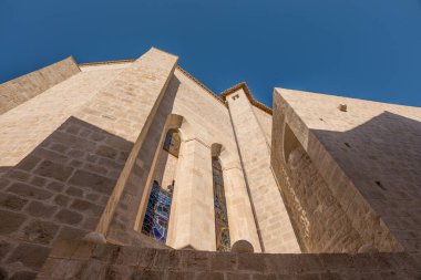 Çan kulesi olan Dubrovnik taştan kilisesi. Ortaçağ kiliseleri