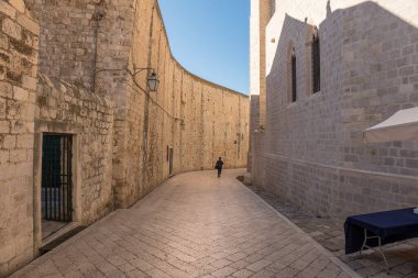 Dubrovnik 'in eski kasabasında bekâr bir adam yürüyor. Sezon sona erdi. Boş sokaklar.