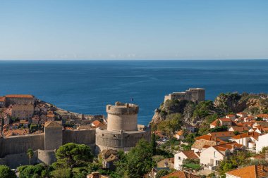 Dubrovnik 'in eski kasabası. Mavi gökyüzü ve deniz.